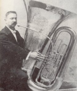 Rudolf Sander mit der grössten Tuba der Welt